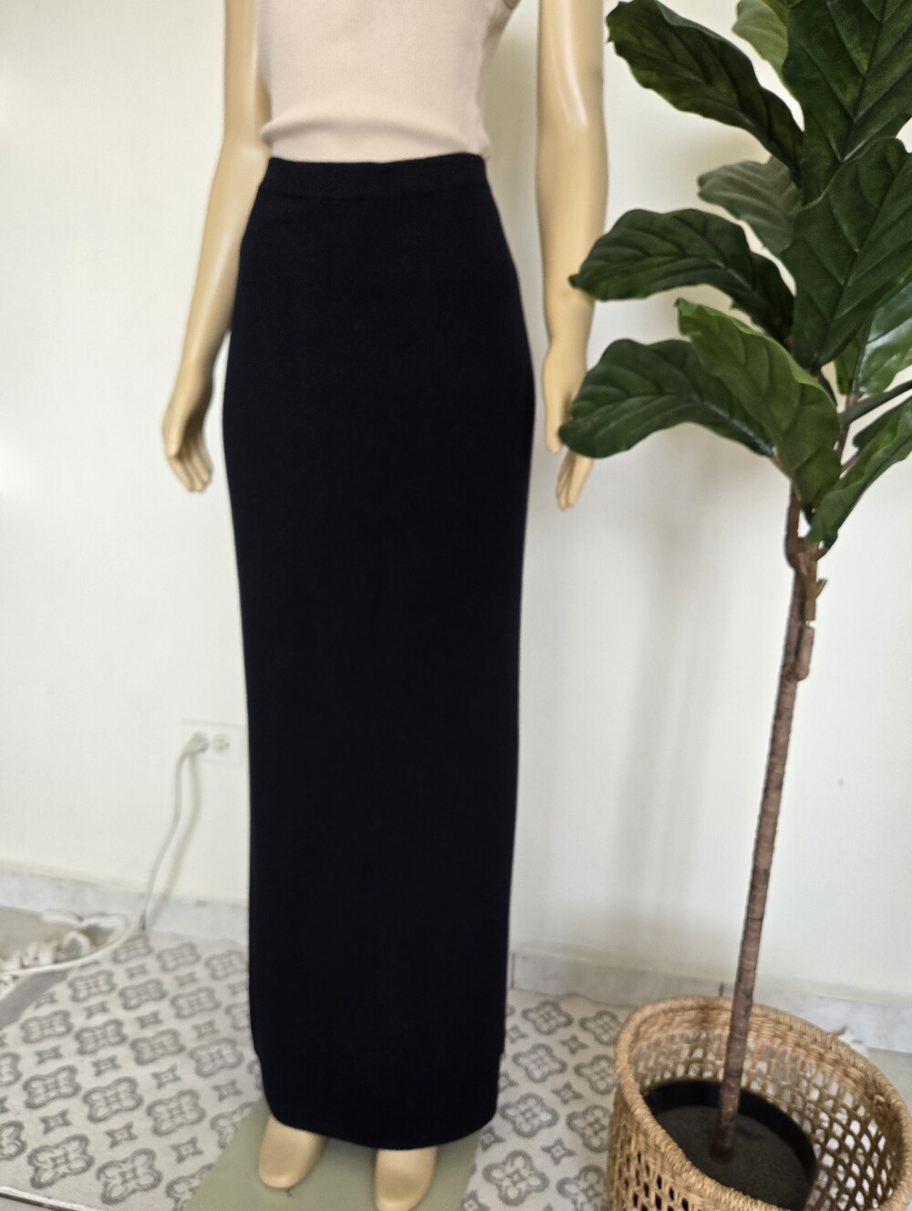 ST. JOHN Classic Black Color Maxi Pencil Skirt - Sleek Women's Skirt Size 10